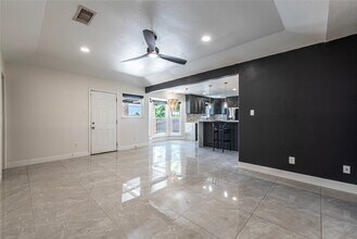 4 Williamsburg Cir in Galveston, TX - Building Photo - Building Photo