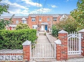 20-07 43rd St in Queens, NY - Building Photo