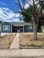 2241 N Moline St in Aurora, CO - Building Photo