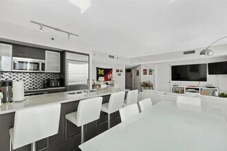 55 SE 6th St, Unit 3102 in Miami, FL - Building Photo - Building Photo