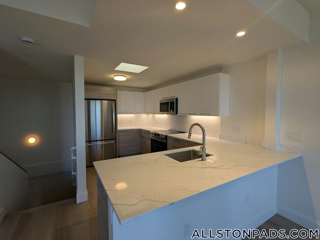 1079 Commonwealth Ave in Boston, MA - Building Photo - Building Photo