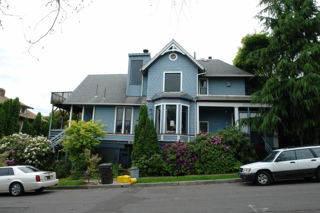 3304 SW Corbett Ave in Portland, OR - Building Photo