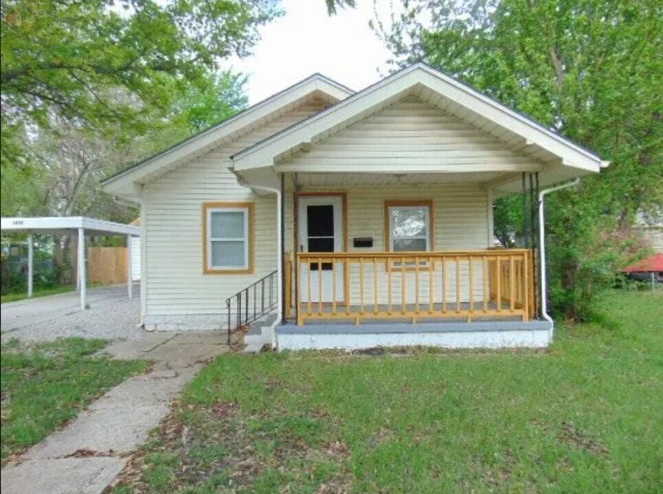 1833 S Market St in Wichita, KS - Building Photo