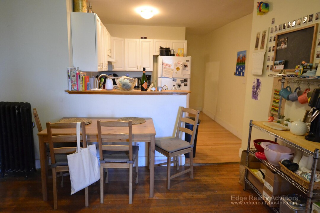 323 Saint Paul St, Unit 5 in Brookline, MA - Foto de edificio