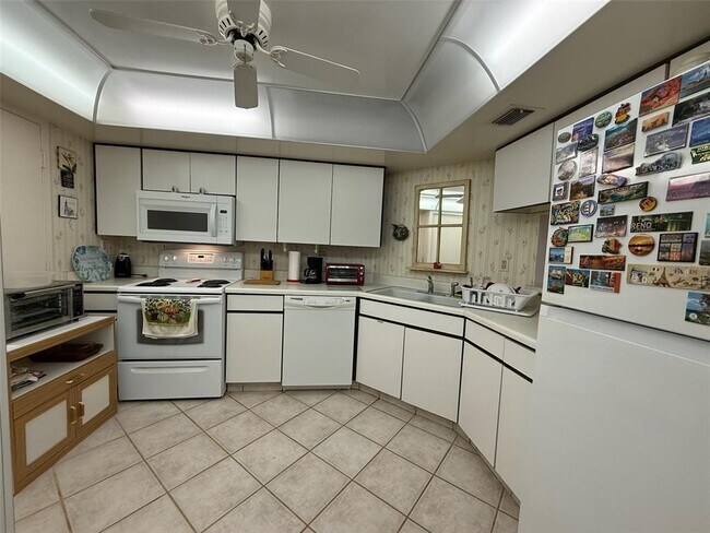 7400 Sun Island Dr S in South Pasadena, FL - Building Photo - Building Photo