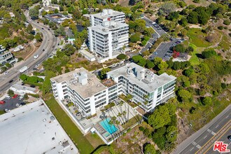 17352 Sunset Blvd in Los Angeles, CA - Building Photo - Building Photo