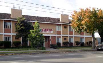 Woodley Gardens in Van Nuys, CA - Building Photo - Building Photo