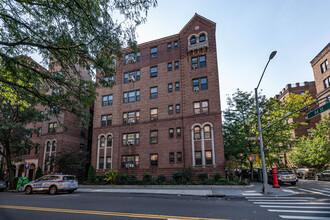 8412 35th Ave in Jackson Heights, NY - Foto de edificio - Building Photo