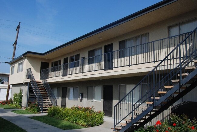The Walnut Avenue Apartments in Huntington Beach, CA - Building Photo - Building Photo