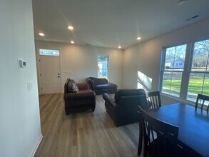 Room in House on Maplewood Dr in Durham, NC - Building Photo - Building Photo
