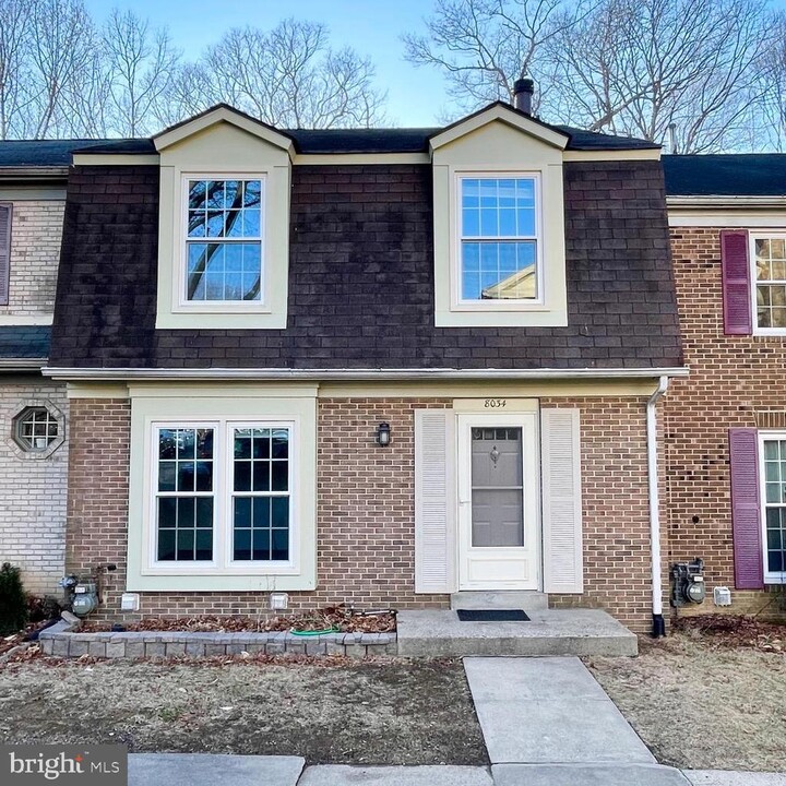 8034 Bethelen Woods Ln in Springfield, VA - Building Photo