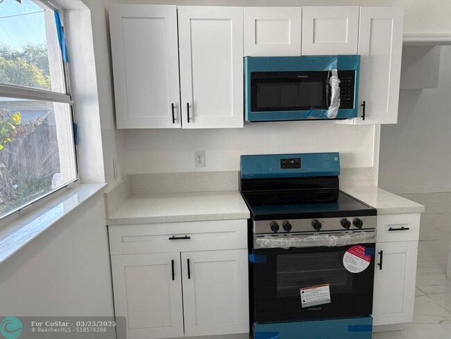 230 SW 11th St in Dania Beach, FL - Building Photo - Building Photo