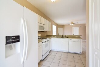7742 Bristol Park Dr in Apollo Beach, FL - Building Photo - Building Photo