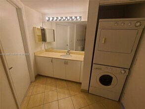 1750 N Bayshore Dr, Unit 4607 in Miami, FL - Building Photo - Building Photo