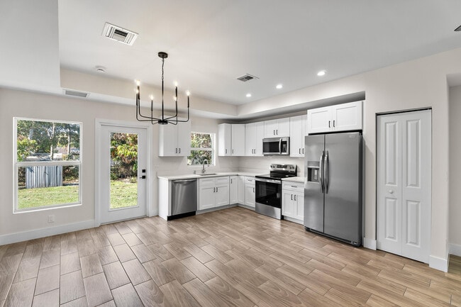 3003 SE Fairmont St in Stuart, FL - Building Photo - Building Photo