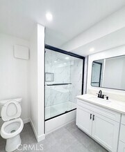 17000 Burbank Blvd, Unit 304 in Los Angeles, CA - Building Photo - Building Photo