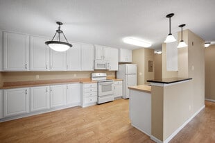 Sterling Ponds Apartments in Eden Prairie, MN - Building Photo