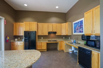 The Commons at Drum Hill in Chelmsford, MA - Foto de edificio - Interior Photo