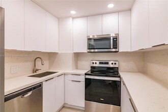 100 Bayview Dr in Sunny Isles Beach, FL - Building Photo - Building Photo