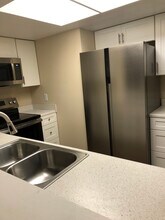 1076 Ellen Ct in Melbourne, FL - Foto de edificio - Building Photo