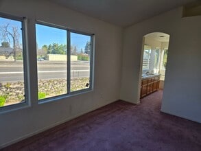 3621 S Bollinger Ct in Visalia, CA - Building Photo - Building Photo