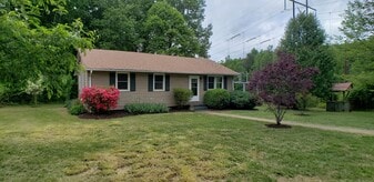 7871 W River Rd in Scottsville, VA - Building Photo