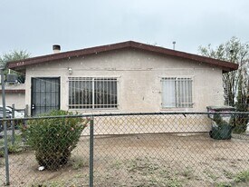 423 E Thoroughbred St in Tucson, AZ - Building Photo