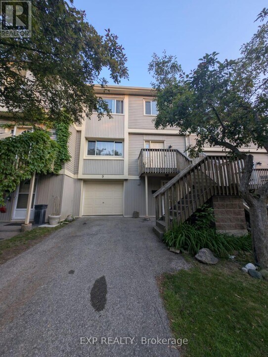 30-30 Green Valley Dr in Kitchener, ON - Building Photo