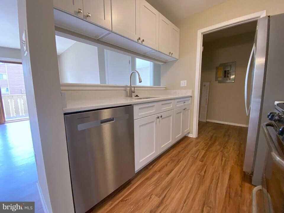 705 Woodhollow Dr in Evesham, NJ - Building Photo