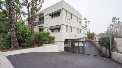 Beverly Arms in Van Nuys, CA - Building Photo - Building Photo