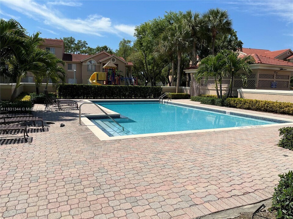 10630 SW 157th Ct in Miami, FL - Building Photo