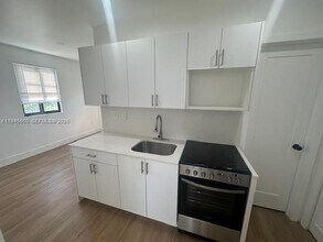 2621 NW 22nd Ct in Miami, FL - Building Photo - Building Photo