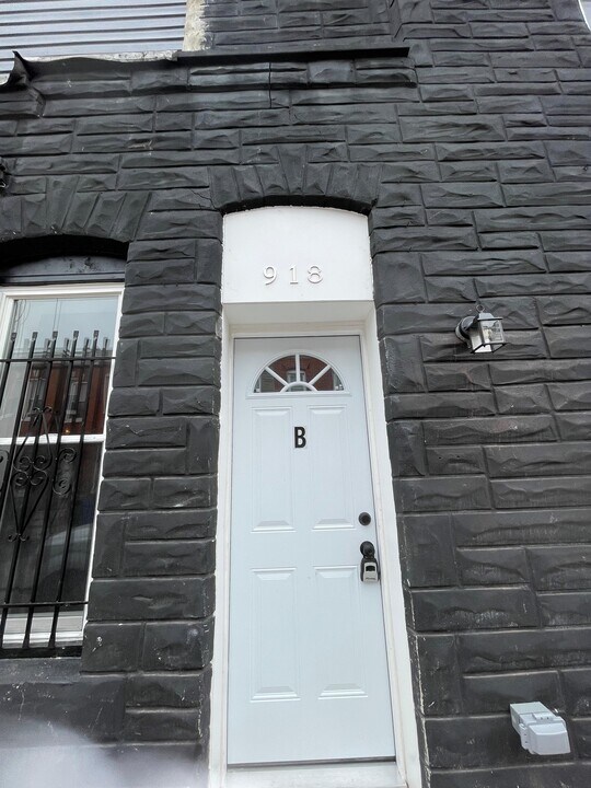 918 S Carey St in Baltimore, MD - Building Photo