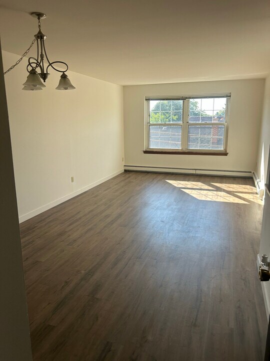 4333 N Oakland Ave in Shorewood, WI - Building Photo