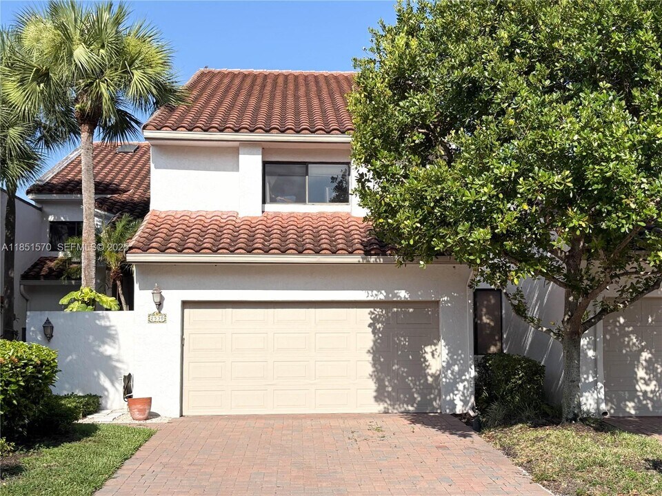 2530 Windsor Way Ct in Wellington, FL - Building Photo