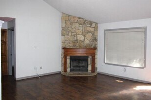 915 W Lovers Ln in Arlington, TX - Building Photo