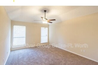 2106 Turf Club Dr in Arlington, TX - Foto de edificio - Building Photo