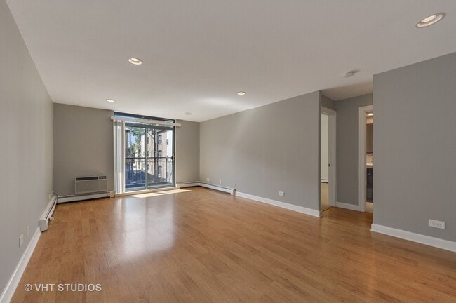 3900 N Pine Grove Ave in Chicago, IL - Building Photo - Building Photo