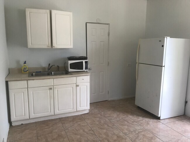 1822 Cleveland St in Hollywood, FL - Foto de edificio - Building Photo