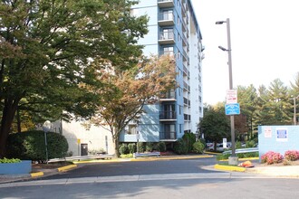 3800 Powell Ln, Unit 722 in Falls Church, VA - Foto de edificio - Building Photo