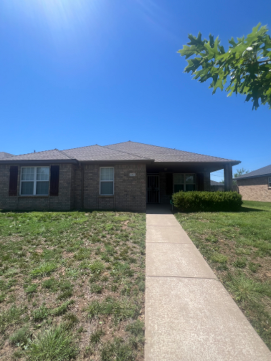 1102 Fox Hollow Ave in Amarillo, TX - Building Photo