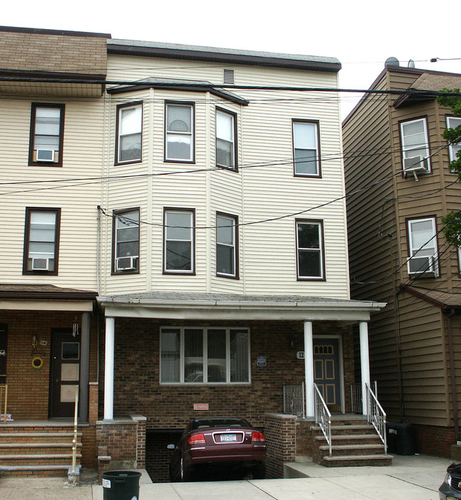 12 COOPER St in Bayonne, NJ - Foto de edificio - Building Photo