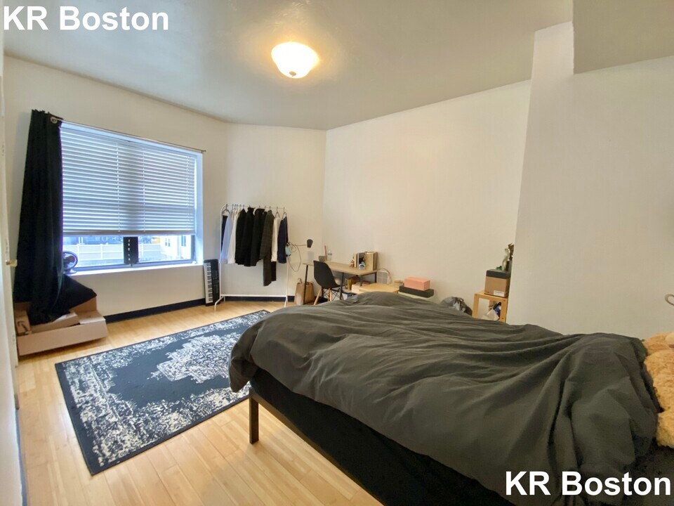 243 Harvard Ave, Unit 4 in Boston, MA - Foto de edificio