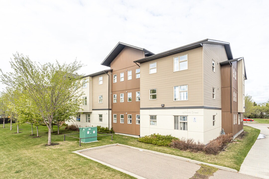 1679 46 St NW in Edmonton, AB - Building Photo