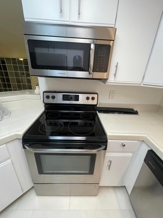 2700 Lawrence Crossley Rd in Palm Springs, CA - Foto de edificio - Building Photo