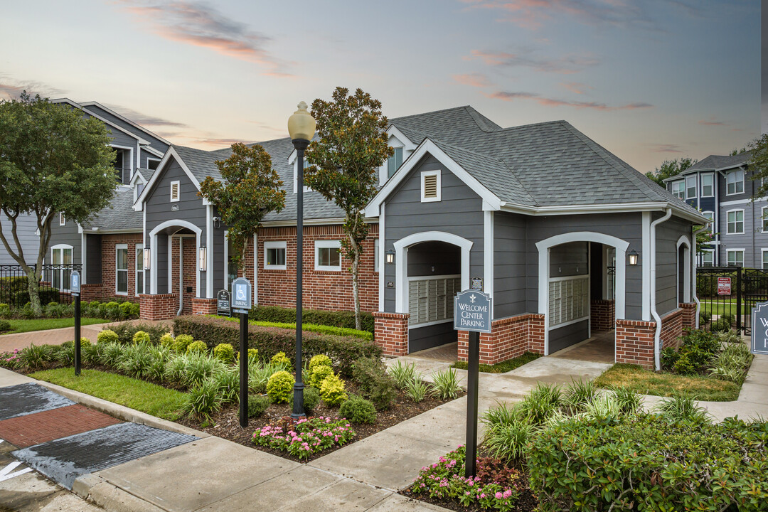 Crossings at Hillcroft in Houston, TX - Building Photo