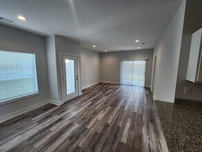 5371 Nolen in Bel Aire, KS - Foto de edificio - Building Photo