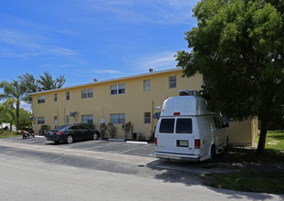 River Terrace Apartments in Fort Lauderdale, FL - Building Photo - Building Photo