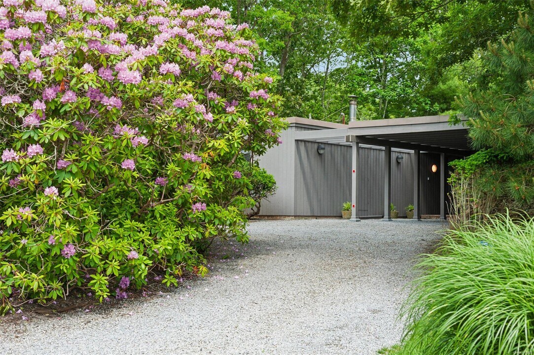 1A Beatrice Dr in Hampton Bays, NY - Building Photo