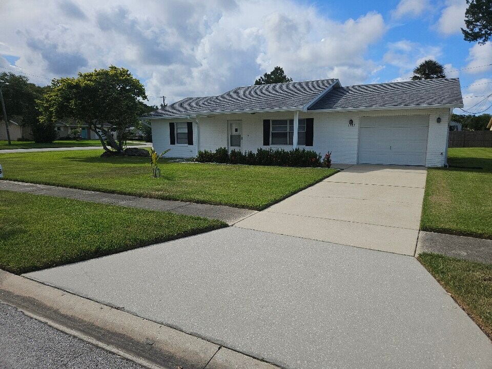 1895 Big Oak Dr in South Daytona, FL - Building Photo